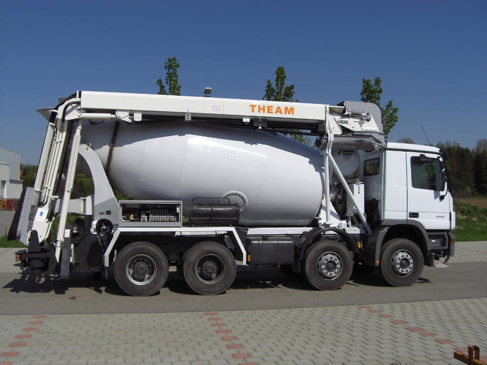 Betonfahrmischer mit ausgefahrenem THEAM-Förderband
